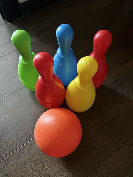 Кухня, візок, книги, іграшковий боулінг, розвиваючі кубики