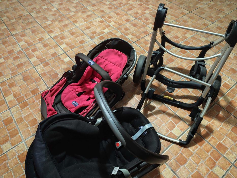 conjunto Chicco com estrutura de carrinho + 1ovos/cadeiras auto e carrinho bebe (um preto e um rosa).