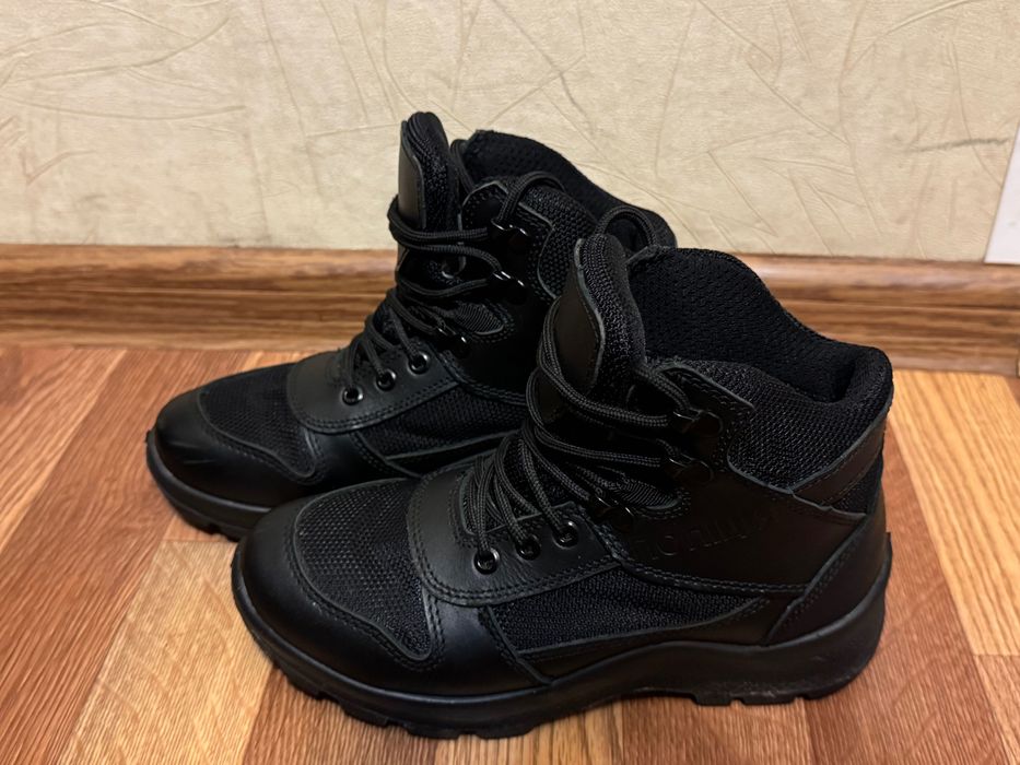 Черевики поліція