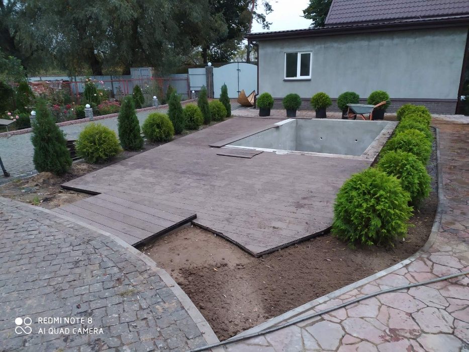 Террасы (возле бассейна, на балконе) патио, зоны отдыха