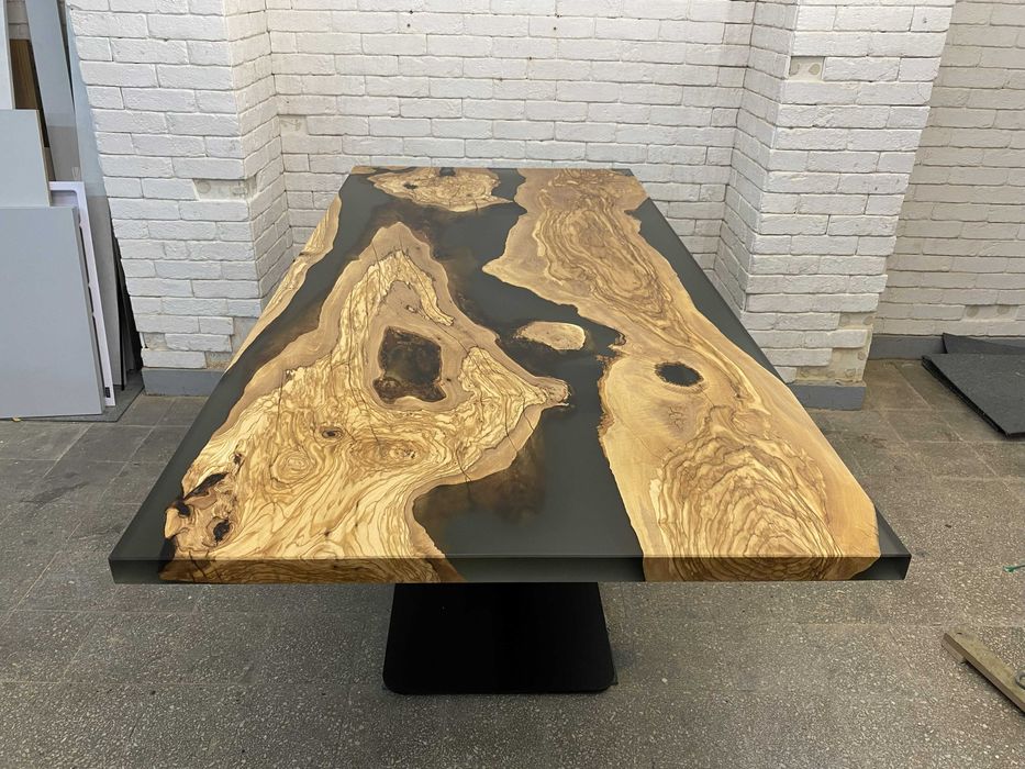 Stół z drewna oliwnego i żywicy