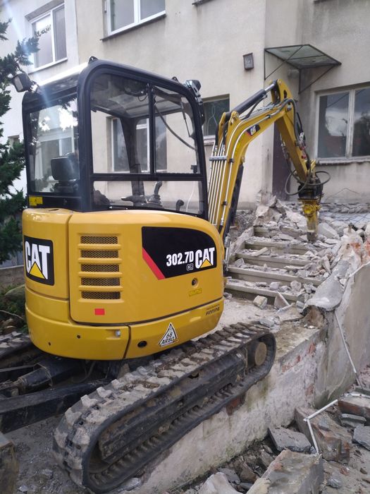 Minikoparka Wrocław koparka z młotem wyburzenia kucie betonu usługi