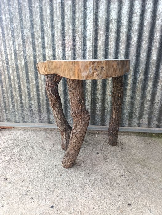 Mesa de cabeceira rústica