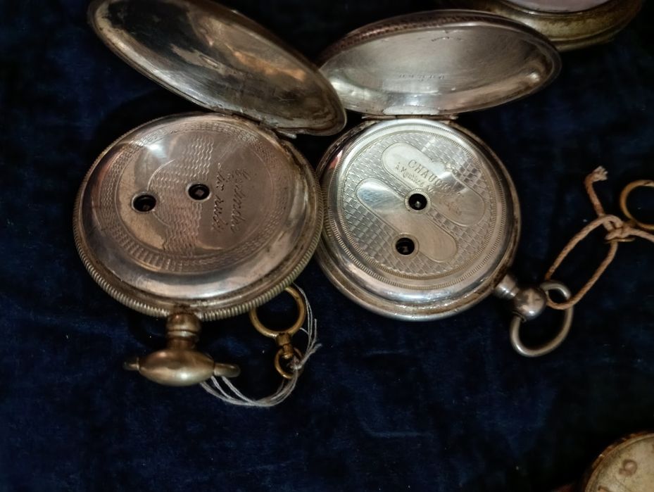 Relógios de bolso. três em prata e a funcionar.75 cada.