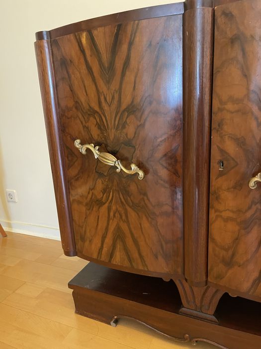 Móvel aparador em madeira com arrumação