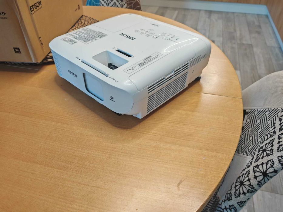 Projektor Epson bardzo mało używany (2 sztuki)