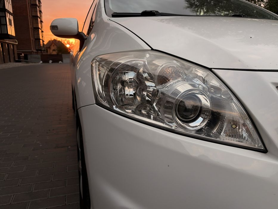 В продажу Toyota Auris 2010 рестайлінг