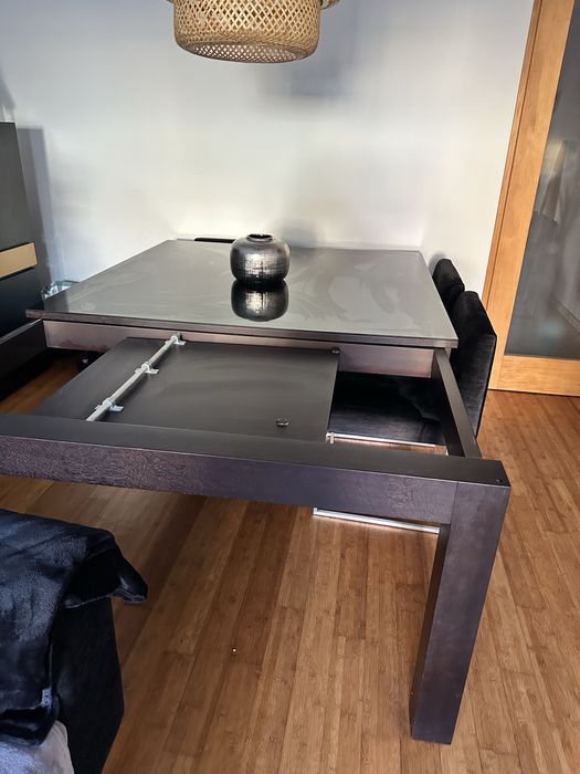Mesa de jantar e cadeiras