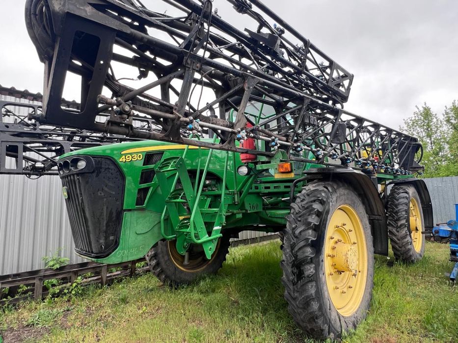 Самохідний обприскувач John Deere 4930