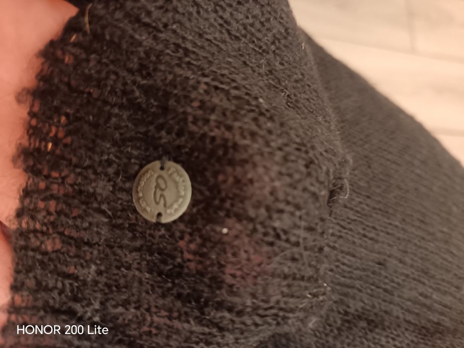 Na chłodną pogodę sprawdzi się cienki sweter.