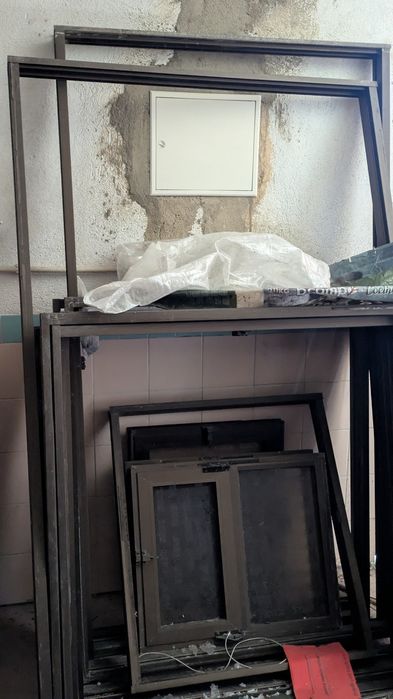 Conjunto de Portas, Janelas e Montra em Alumínio Castanho – Usados – Vidro Simples – Bom Estado