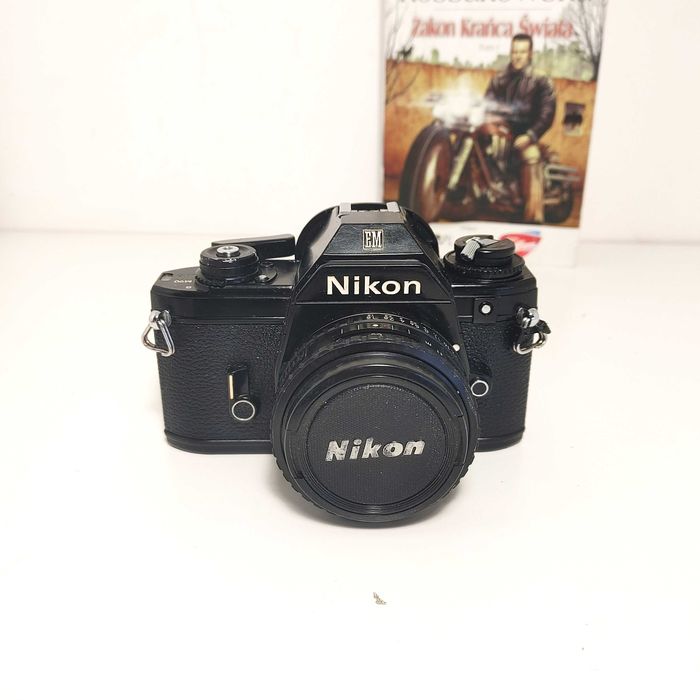 Analogowa lustrzanka NIKON EM z lens Nikon Series E 50 mm 1:1,8