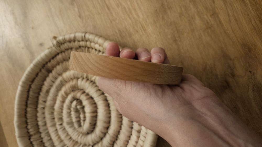 Całość 20zl podstawka łapka drewniana, misa ze slomy