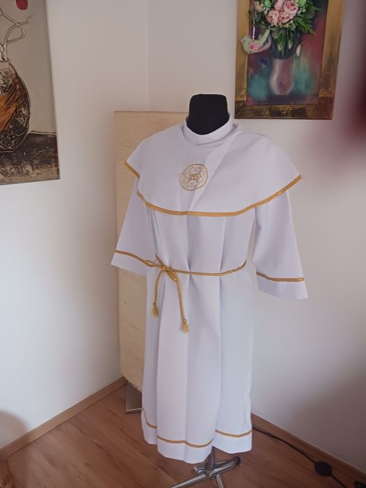 Sprzedam albę na chłopca niskiego.