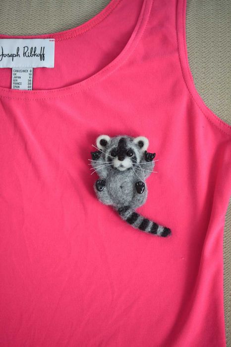 Подвеска или брошь из шерсти енотик