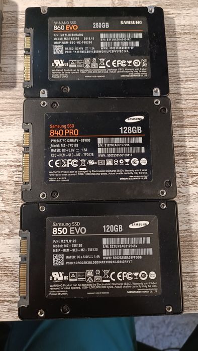 Discos SSD e mecânicos.