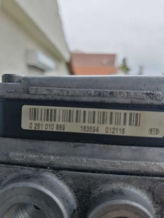 Vendo bomba injetora e 4 injetores em muito bom estado e conservado