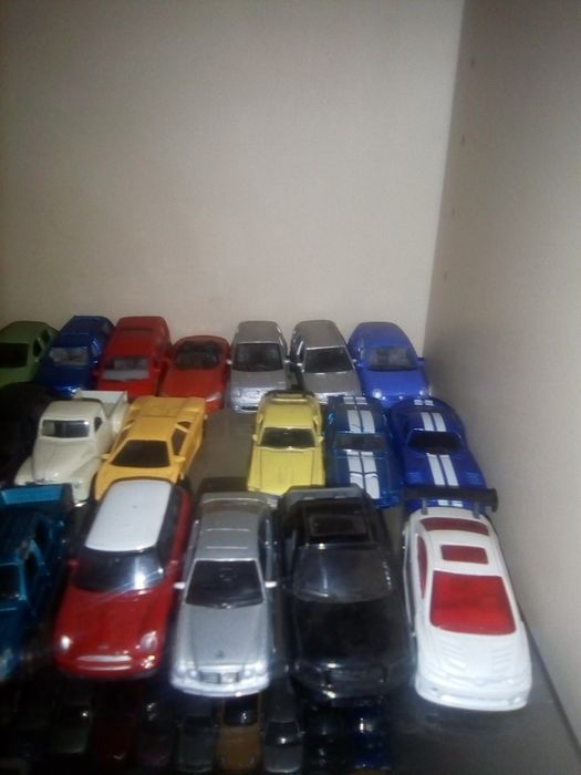 Carros miniaturas e camiões de colecção