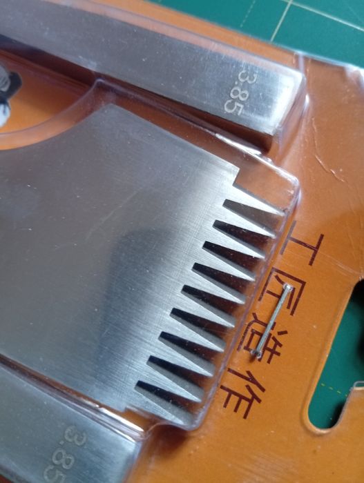 Інструмент для роботи зі шкірою