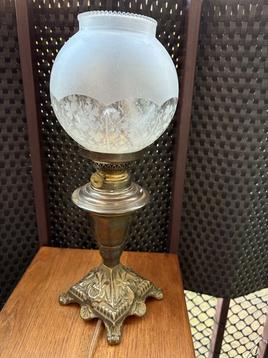 Antyczna lampa naftowa z trawionym szklanym kloszem – mosiężna podstawa