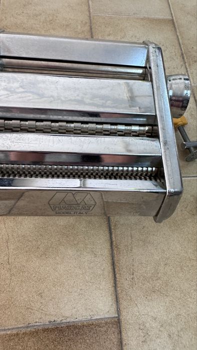 Maquina para fazer espaguetis e massa de lasanha