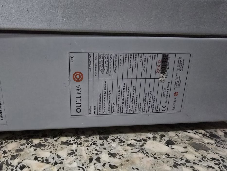 Esquentador estanque Oli usado para reparar ou para pecas.