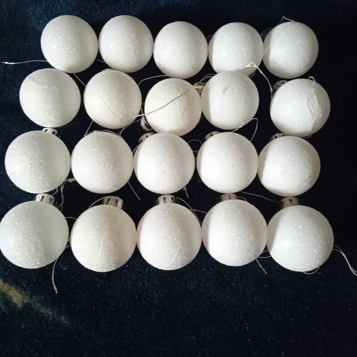 Новогодние игрушки  новые , и в идеальном состояни из спецпластика.