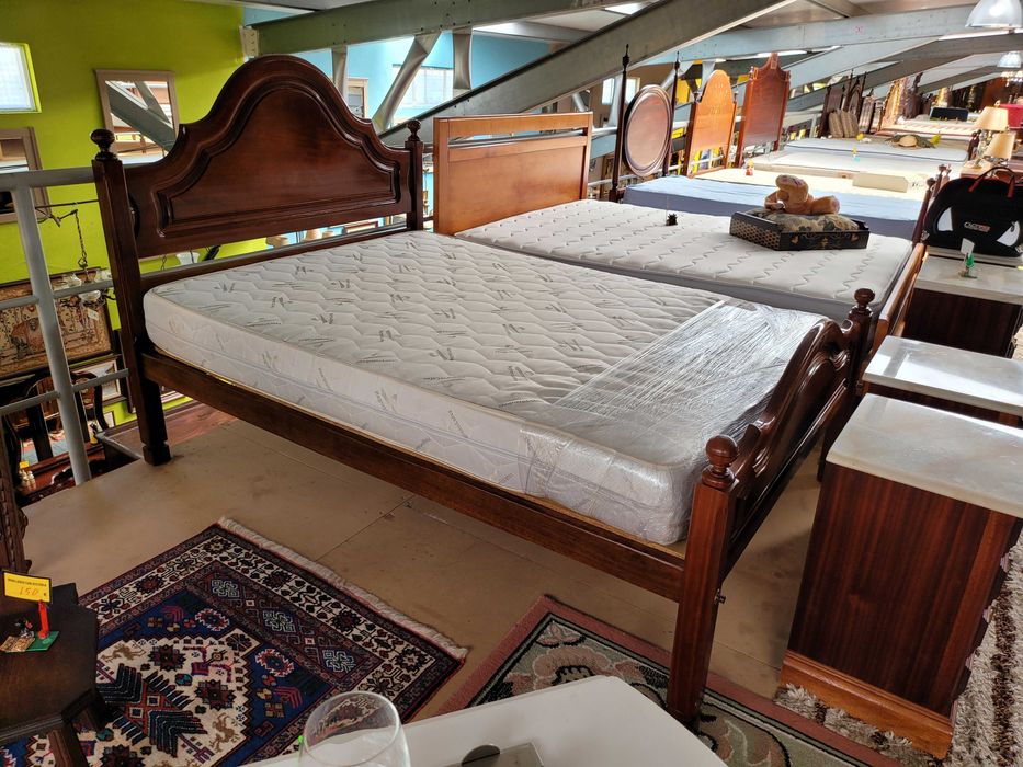 Excelente cama com estrado e colchão - Tudo em óptimo