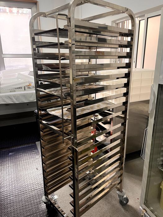 NOVO- Carrinho porta tabuleiros industrial INOX 600x400