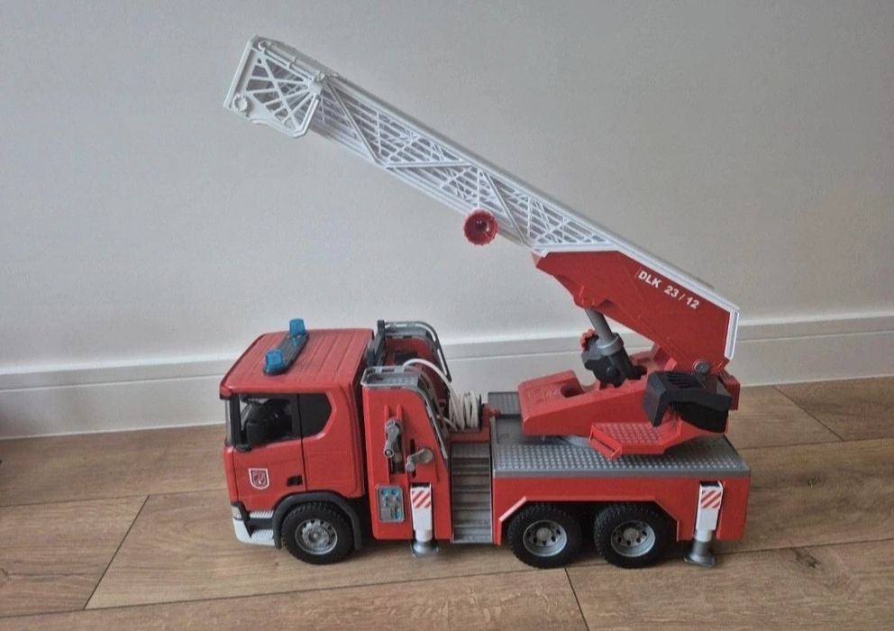 Bruder wóz strażacki ciężarowy Scania