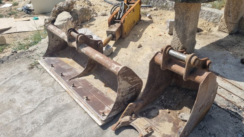 Giratoria Jcb 55z-1 com 4 baldes e martelo hidraulico