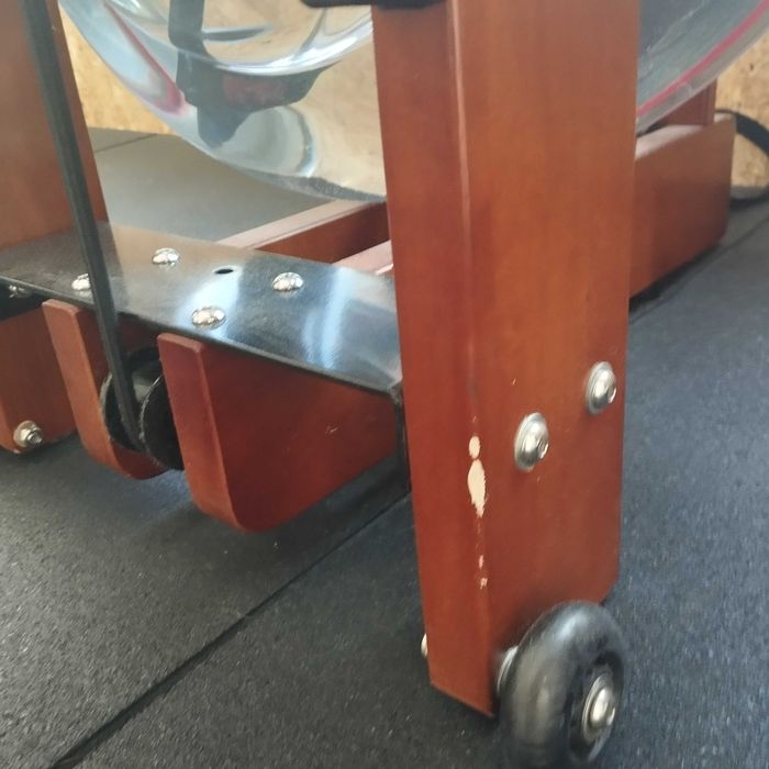 Máquina de remo a água em madeira