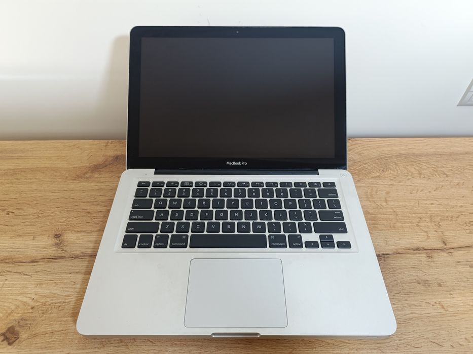 Apple MacBook на запчастини.Плата,матриця,батарея робочі