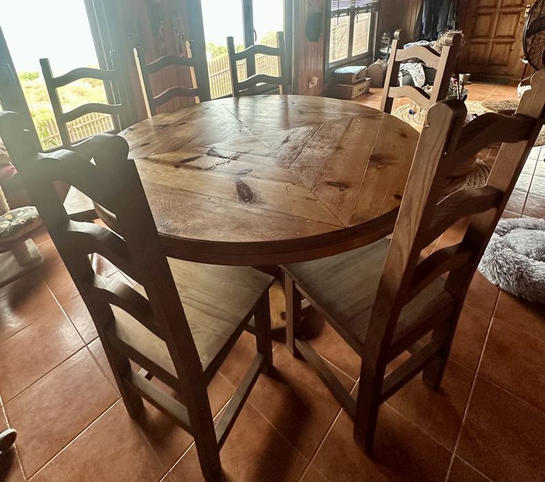 Mesa e cadeiras de madeira maciça mexicana