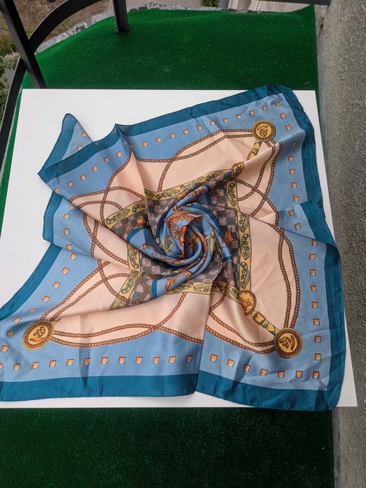 Chusta niebieska złote klucze 70x70 cm imitacja jedwabiu