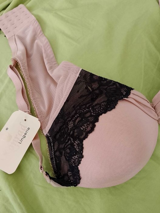 NOWY. Biustonosz push up