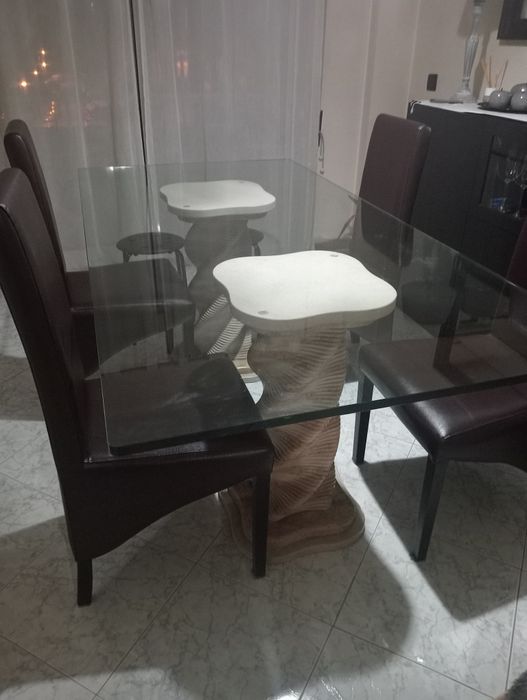 Mesa em vidro com bases de marmore