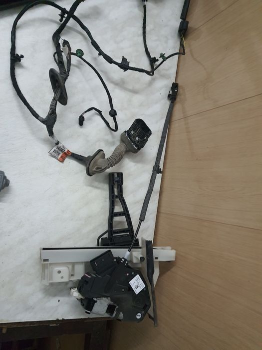 Фиксатор,стекло подьемник,уплотнитель Форд Фокус 3.Ford