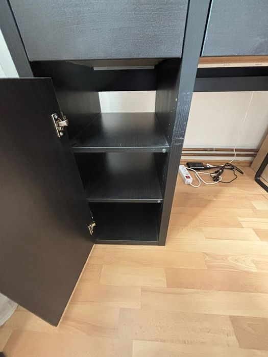 Biurko Ikea kolor ciemny brąz/ czarny.