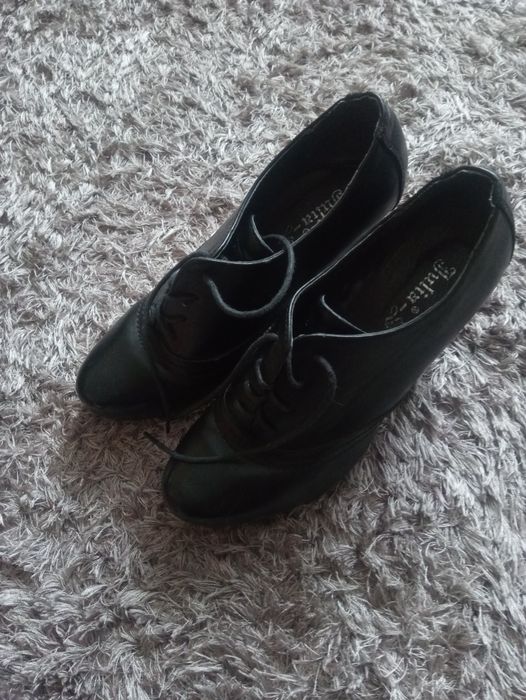 Buty damskie na obcasie