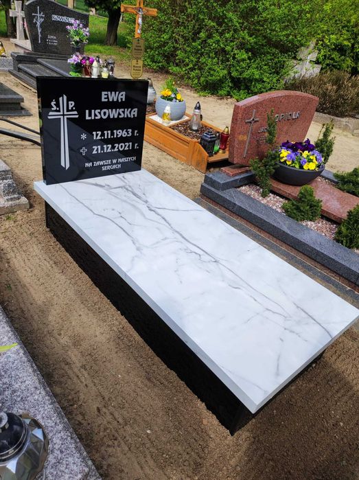 Tani nagrobek kompozytowy kremowy marmur - możliwość montażu