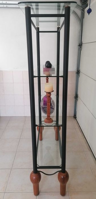 Estante com prateleiras de vidro