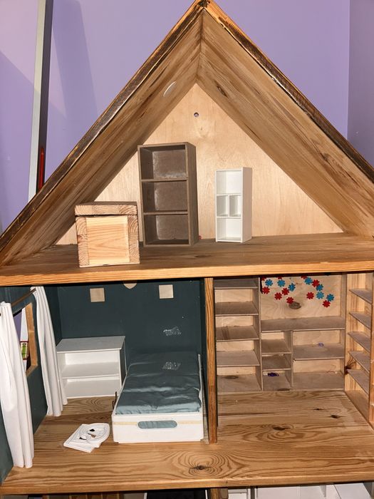 Drewniany domek dla lalek.