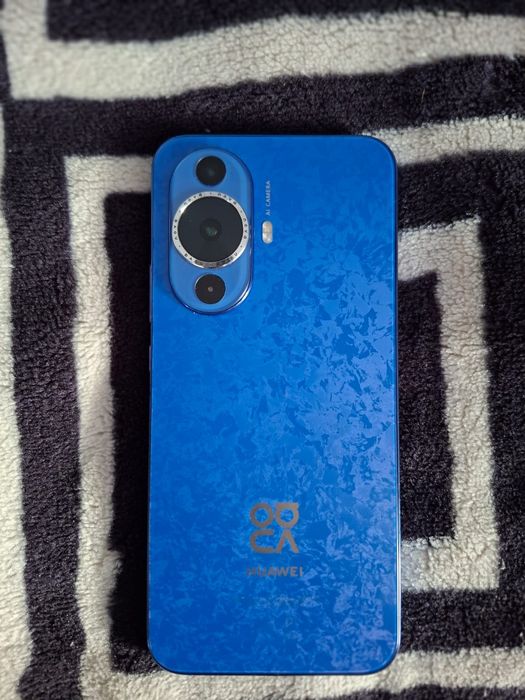 Huawei nova 12S.