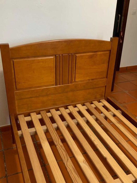 Vendo_ [estrutura] Cama de Criança/Solteiro em ótimo estado em madeira clássica