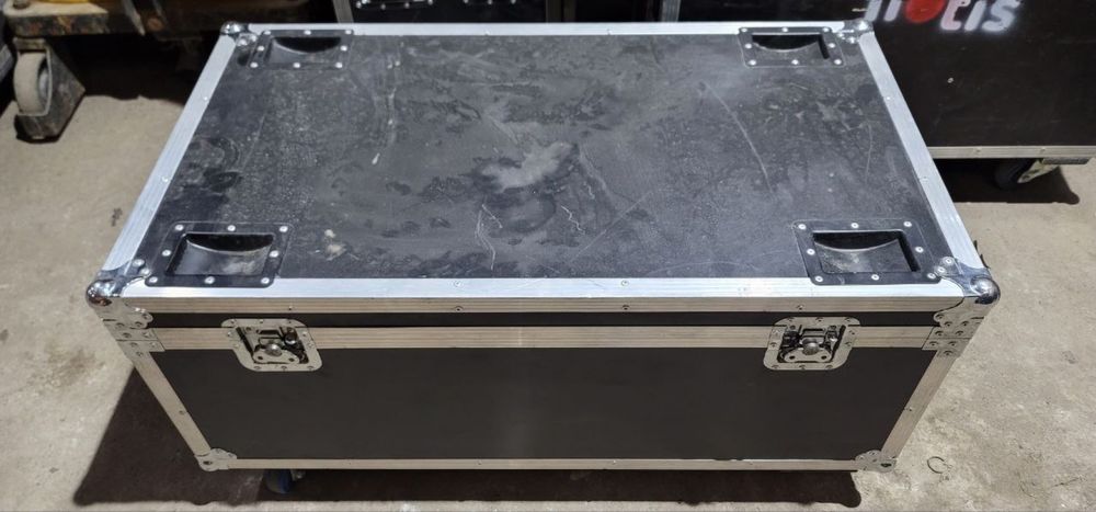 Великі Rack, рекові кейси для світлових приладів та колонок.