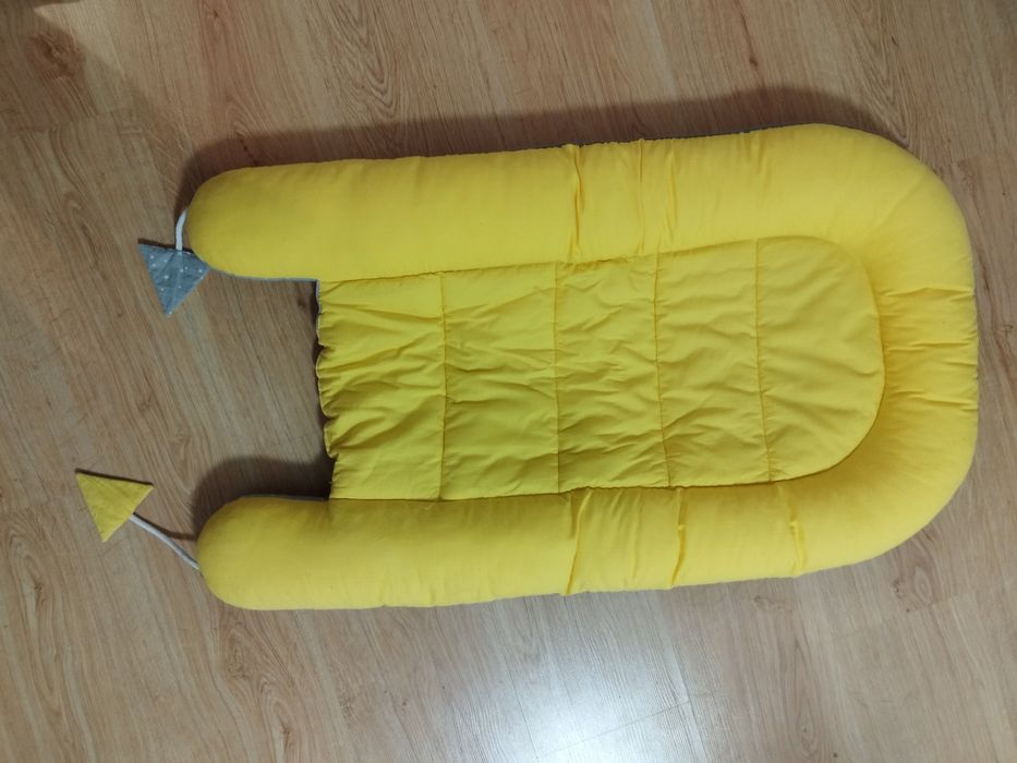 Kokon dziecięcy z materacykiem i motylkiem