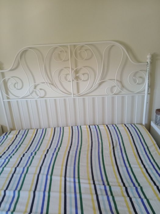 Cama de ferro branca com estrado muito bonita