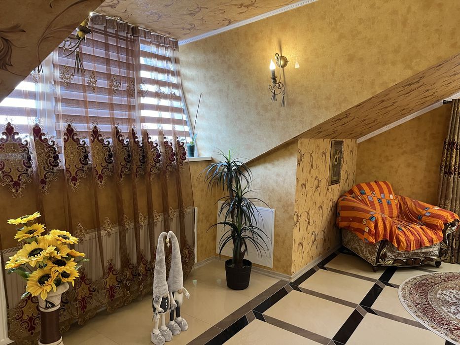 Елітний будинок 302 м2 престижний район Берегово