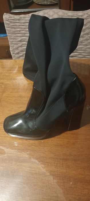 Продаються чоботи